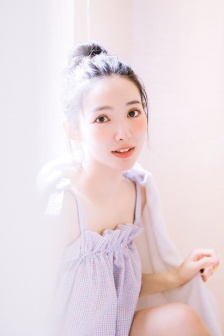 女生穿露胸衣服